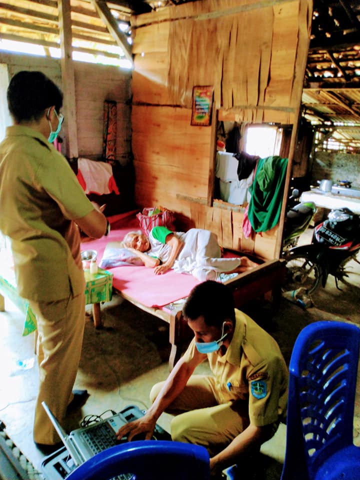 Perekaman e-KTP untuk warga dalam kondisi sakit dan lansia di Desa Tiang Tara kecamatan Bakam.