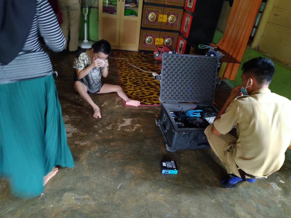 Perekaman e-KTP untuk warga dalam kondisi sakit dan lansia di Desa Tiang Tara kecamatan Bakam.